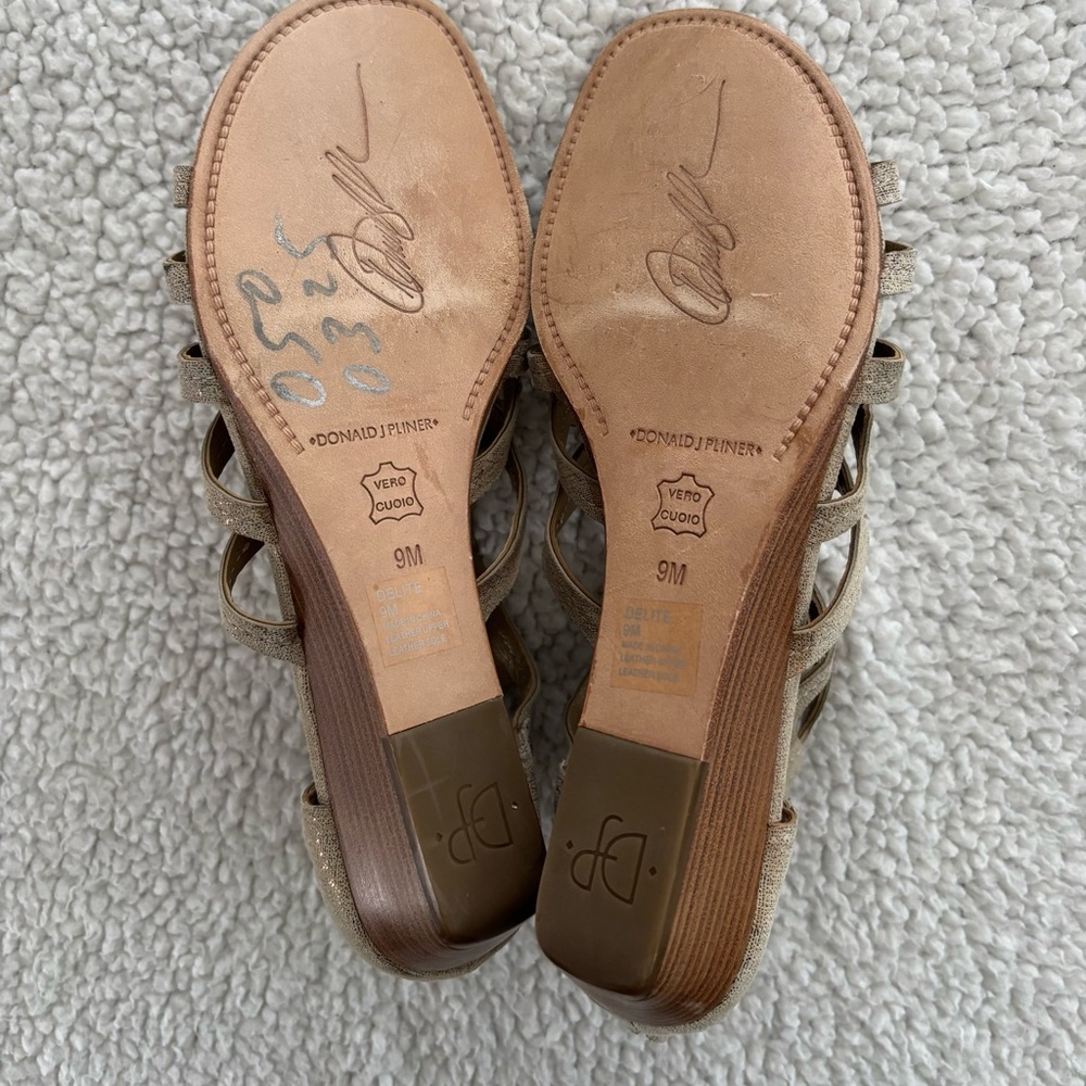 DONALD J. PLINER Wedge Strappy Sandals Beige w/metallic finish. Sz 9. Back Zip. - Picture 8 of 12